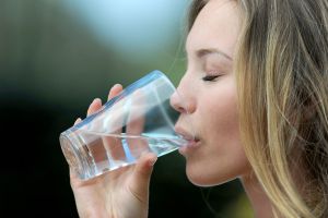 Woda zdatna do picia i inne napoje dla pracowników latem