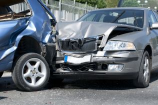 Wypadek w drodze do/z pracy – jak wygląda postępowanie i jakie świadczenia przysługują? 