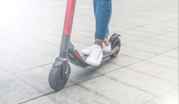Przechowywanie i ładowanie hulajnóg elektrycznych na stanowiskach pracy.