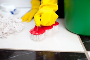 Jak ustalić normy powierzchni sprzątanej dla pracowników zatrudnionych na stanowisku sprzątaczki?