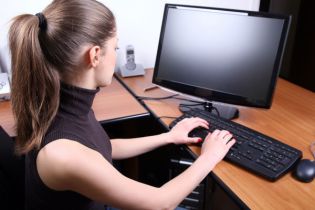 Praca przy komputerze a wymuszona pozycja ciała i zagrożenia warunkami pracy