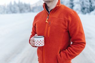 Polary z nadrukiem dla pracowników – jak połączyć wymagania BHP z identyfikacją firmy?
