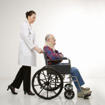 lekarz pcha wózek inwalidzki z pacjentem