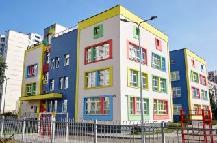 Analiza stanu BHP w placówkach oświatowych – czy przegląd warunków pracy ją zastępuje?