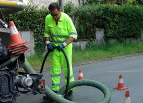 Czy pracownik budujący sieci wodno-kanalizacyjne może mieć własne upranie robocze?