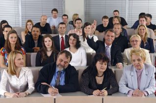 Jakie ustalenia powinny znaleźć się w informacji o sposobie bezpiecznego i higienicznego korzystania z pomieszczeń uczelni?