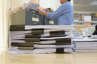 Jakie pomiary środowiska pracy należy przeprowadzić w archiwum zakładowym?