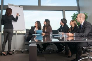 Służba BHP na spotkaniu kick off w korporacji – jak się przygotować?