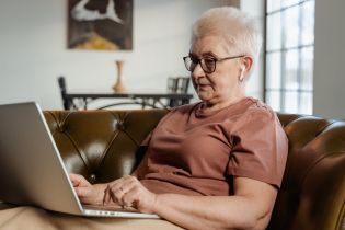 Jak dostosować stanowisko pracy dla seniora? 5 sprawdzonych sposobów