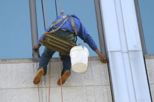 Mycie okien z rusztowania pracą na wysokości – środki zabezpieczające