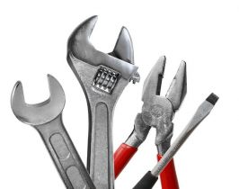 Dostarczenie pracownikowi niesprawnych narzędzi i tolerowanie używania takich narzędzi czyni pracodawcę winnym wypadku przy pracy