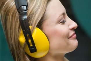 Ochronniki słuchu dla ciężarnej pracującej w narażeniu na hałas nie załatwią sprawy zatrudnienia w warunkach niebezpiecznych i szkodliwych dla zdrowia 