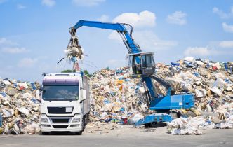 Jak zadbać o bezpieczeństwo pracowników podczas gospodarowania odpadami