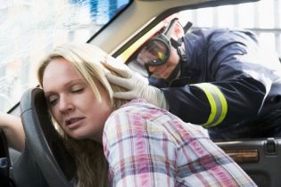 Wypadek drogowy w czasie podróży do miejsca pracy wypadkiem przy pracy