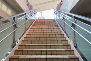 Oznaczenie schodów w budynkach użyteczności publicznej