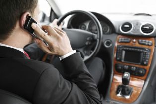 Jak formalnie zabronić pracownikom korzystać z telefonów komórkowych podczas pracy?