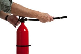 Jakie dane osoby wyznaczonej do zwalczania pożarów i ewakuacji umieścić w informacji dla pracowników? 