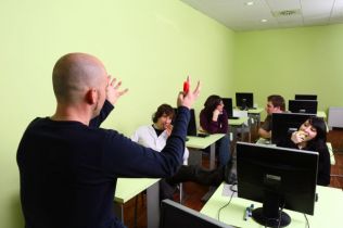 W jakim języku prowadzić szkolenia bhp w przypadku różnojęzycznych pracowników?
