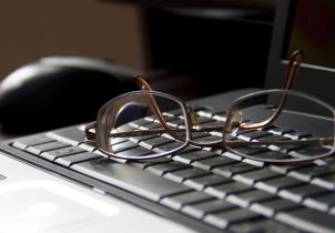 Zwrot kosztów za okulary do pracy przy monitorze ekranowym dotyczy tylko okularów korekcyjnych