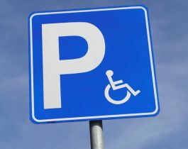 Jakie znaki stosować na terenie dróg i parkingów zakładowych?