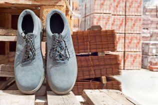 Kilka wskazówek właściwego doboru obuwa roboczego dla wchodzących na podest