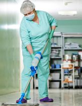 Czynniki biologiczne w środowisku pracy sprzątaczki – co musi mieć udokumentowane pracodawca przy kontroli PPIS?