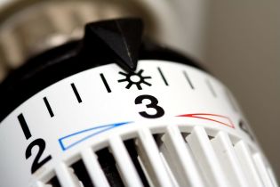 Kto decyduje o skróceniu czasu pracy z powodu niskich temperatur – poznaj prawidłową procedurę postępowania.