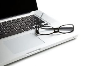 Telepracownikom pracującym na własnych laptopach też należy zapewnić okulary