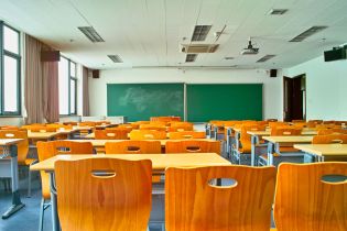 Odwoływanie zajęć w szkołach z uwagi na niskie temperatury – obowiązki dyrektora i skutki prawne