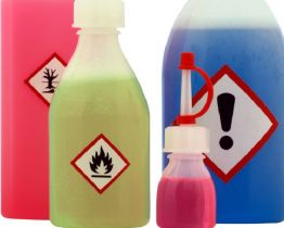 Rozlewanie płynu do dezynfekcji – jak powinny być oznaczone zastępcze pojemniki?