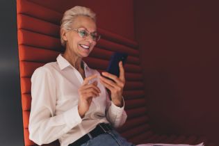Hałas w biurze a BHP – jak kabiny akustyczne chronią zdrowie pracowników?