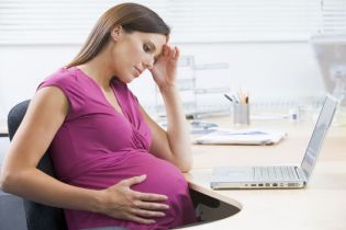 Obsługa kserokopiarki przez pracownicę w ciąży