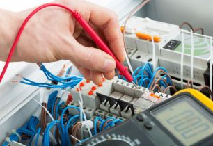 Jakie są terminy wykonywania pomiarów elektrycznych dla maszyn i elektronarzędzi?