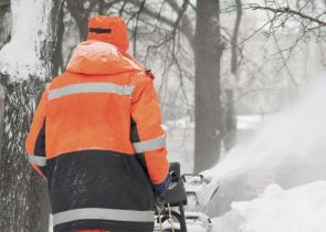 Przy bardzo niskich temperaturach podczas pracy na zewnątrz potrzebna jest kurtka jako odzież ochronna