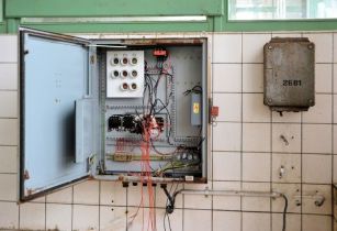 Ustalamy odległość umywalki od szafy elektrycznej