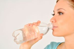 Czy można potrącać kaucję za wodę w pracy?