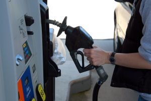 Oblanie się benzyną – co zrobić? Pierwsza pomoc i odszkodowanie