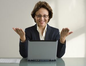 kobieta przed laptopem