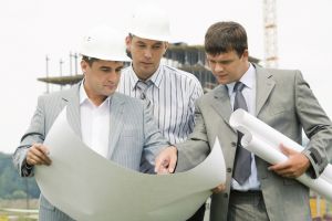architekci na budowie z planami