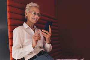 Hałas w biurze a BHP – jak kabiny akustyczne chronią zdrowie pracowników?