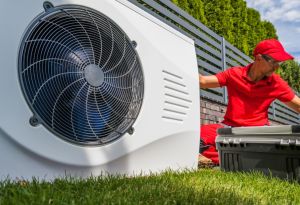 instalacja-pompy-ciepla-przez-technika-na-zewnatrz