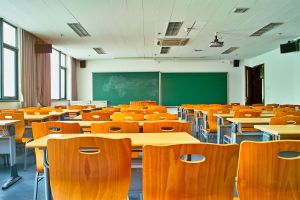 Odwoływanie zajęć w szkołach a niskie temperatury – przepisy BHP