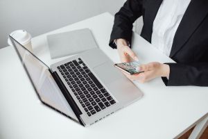 Czy pracownicy powinni mieć dostęp do Internetu w pracy z prywatnego telefonu? Wyjaśniamy