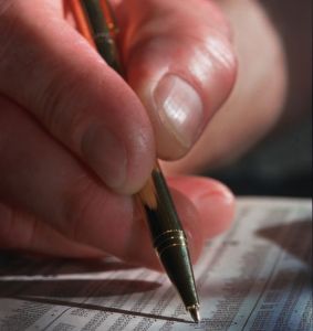 ręka z długopisem