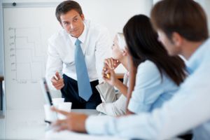 Szkolenie okresowe BHP w sezonie urlopowym – czy można je przesunąć? 