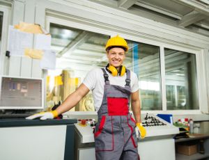 Ergonomiczne krzesło robocze na stanowisku CNC