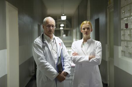 lekarze na korytarzu szpitalnym