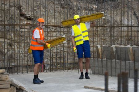 Jaką ochronę głowy wybrać, aby zabezpieczyć głowę przed drobnymi otarciami?