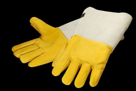 Rękawice ochronne - konieczny środek ochrony indywidualnej, nawet jeżeli producent nie nakazuje ich stosowania