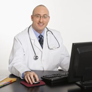 lekarz przed komputerze